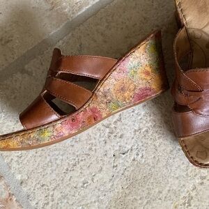 𝅺BORN Cork Wedge Slip On Sandals Womens Leather comfort Tan floral Beach Size 9